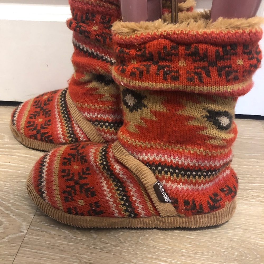 Muk luks slippers size 6.5-7.5